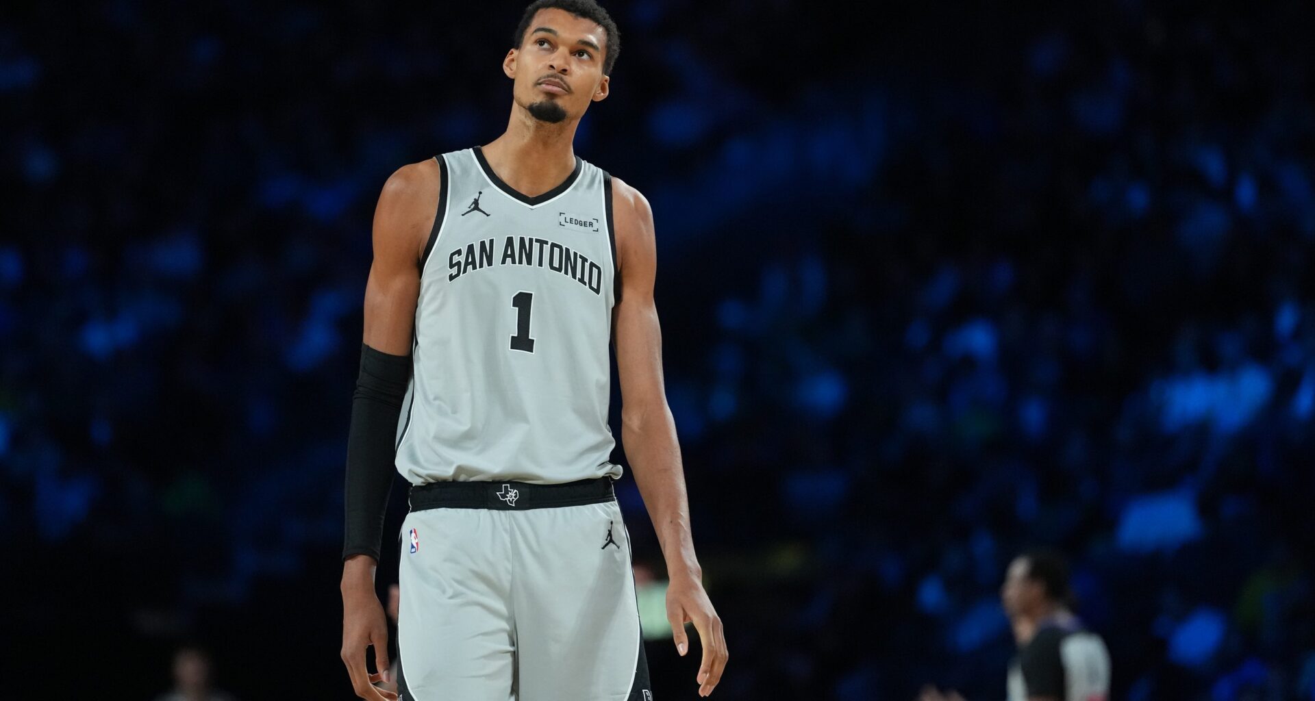 Spurs superstar Victor Wembanyama walks in a meeting with the Thunder during the 2025-26 NBA season.