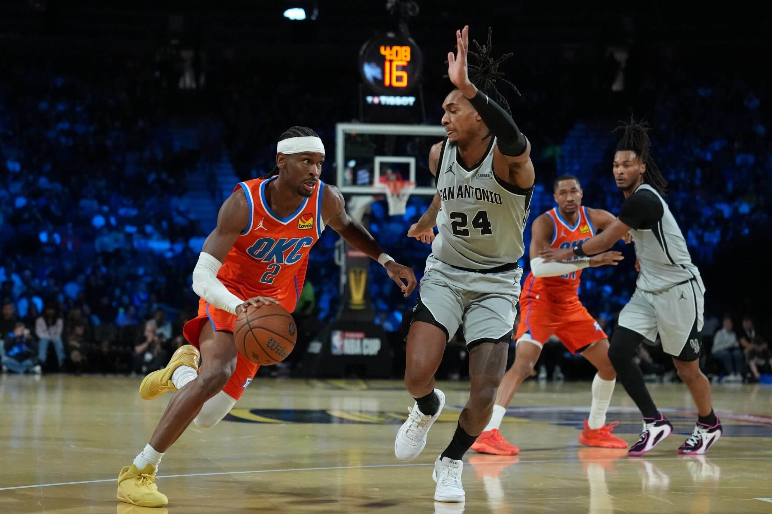 Shai Gilgeous-Alexander drives on Devin Vassell.