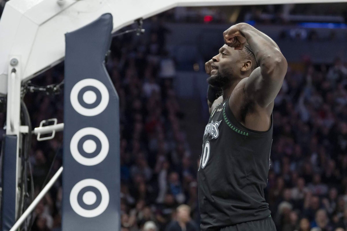 Julius Randle and Karl-Anthony Towns flex their muscles in Wolves’ win over Knicks