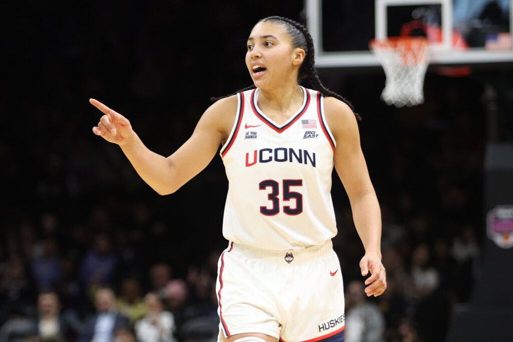 UConn Huskies guard Azzi Fudd