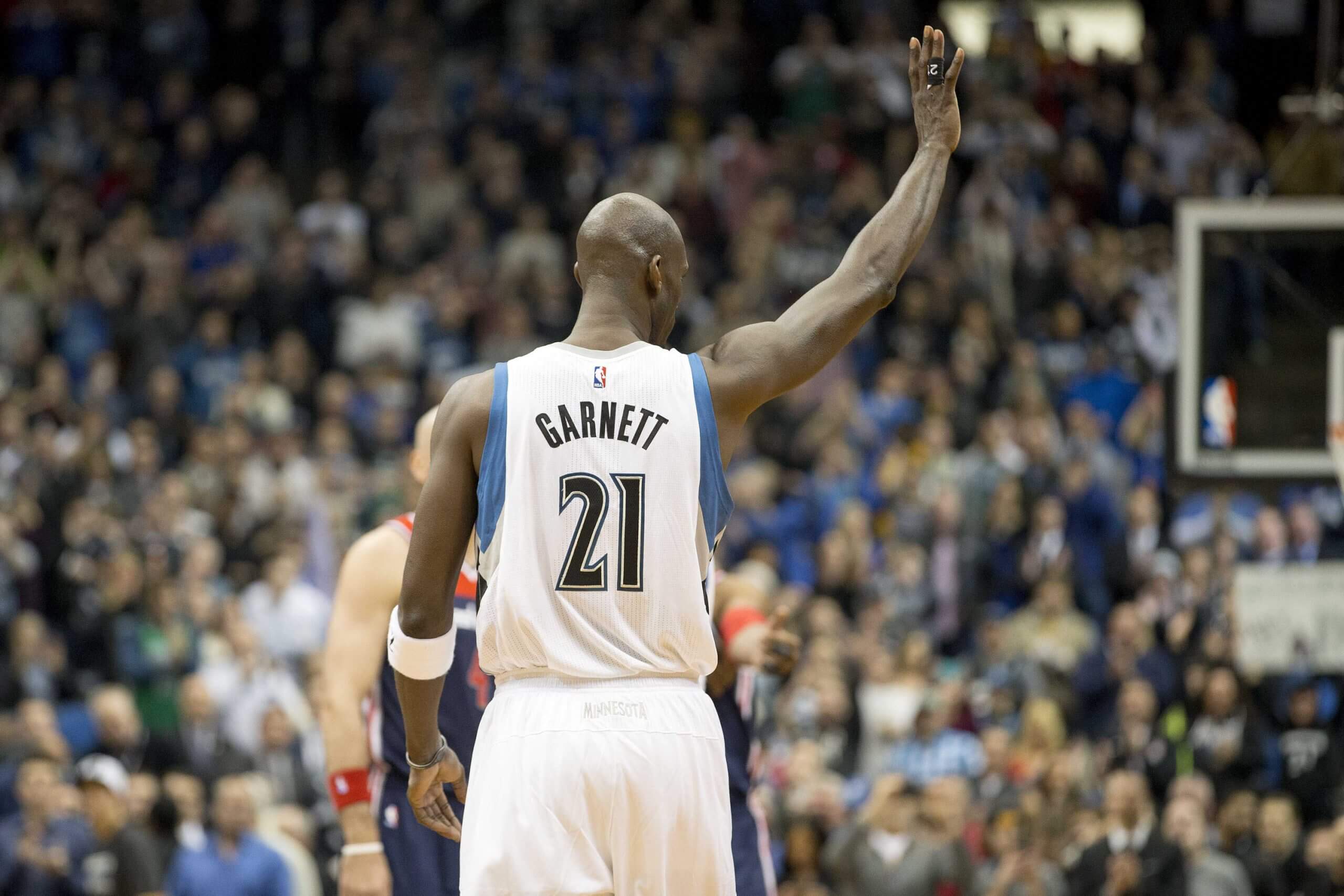 Kevin Garnett acknowledges Target Center fans in 2015 after he rejoined the Timberwolves.