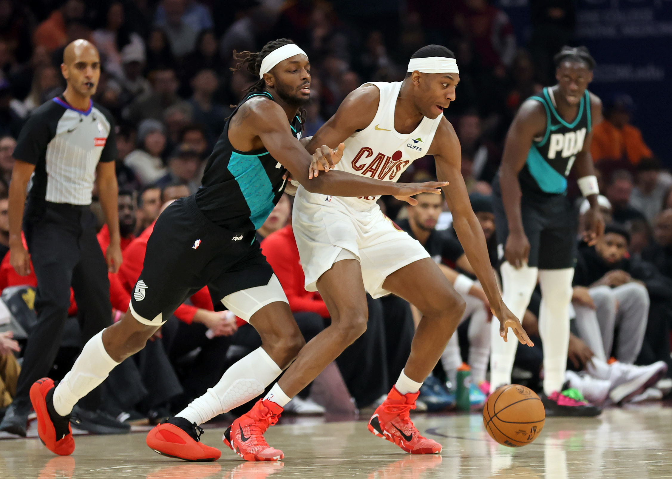Cleveland Cavaliers forward Nae'Qwan Tomlin steals the ball from Portland Trail Blazers forward Jerami Grant in the first half of play. 