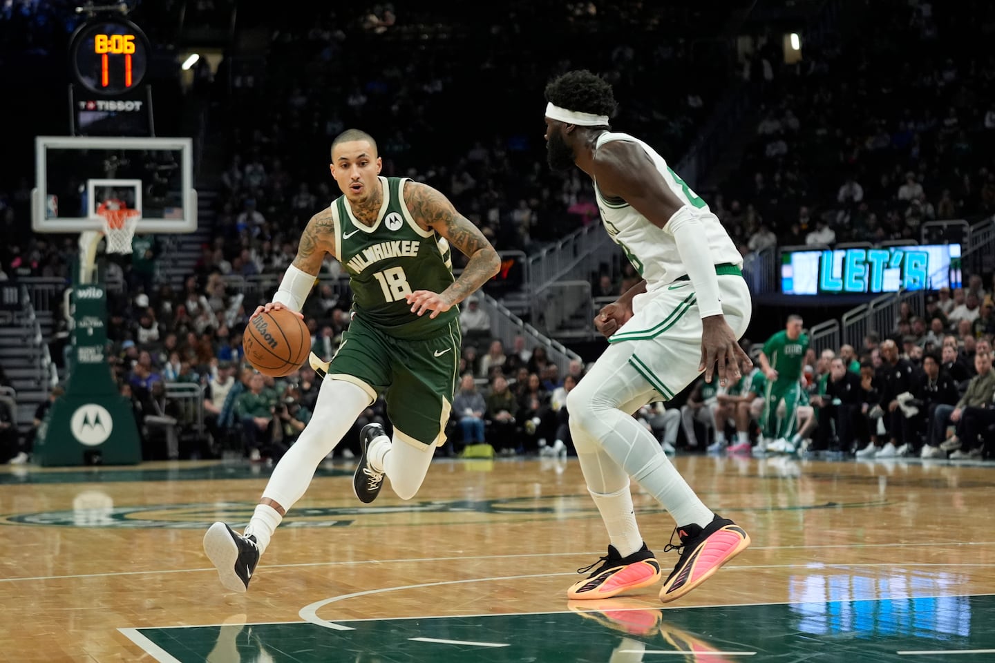 The Bucks Kyle Kuzma (left) combined with teammate Bobby Portis on 24-for-30 shooting and 58 points in a 116-101 victory over the Celtics last Thursday.