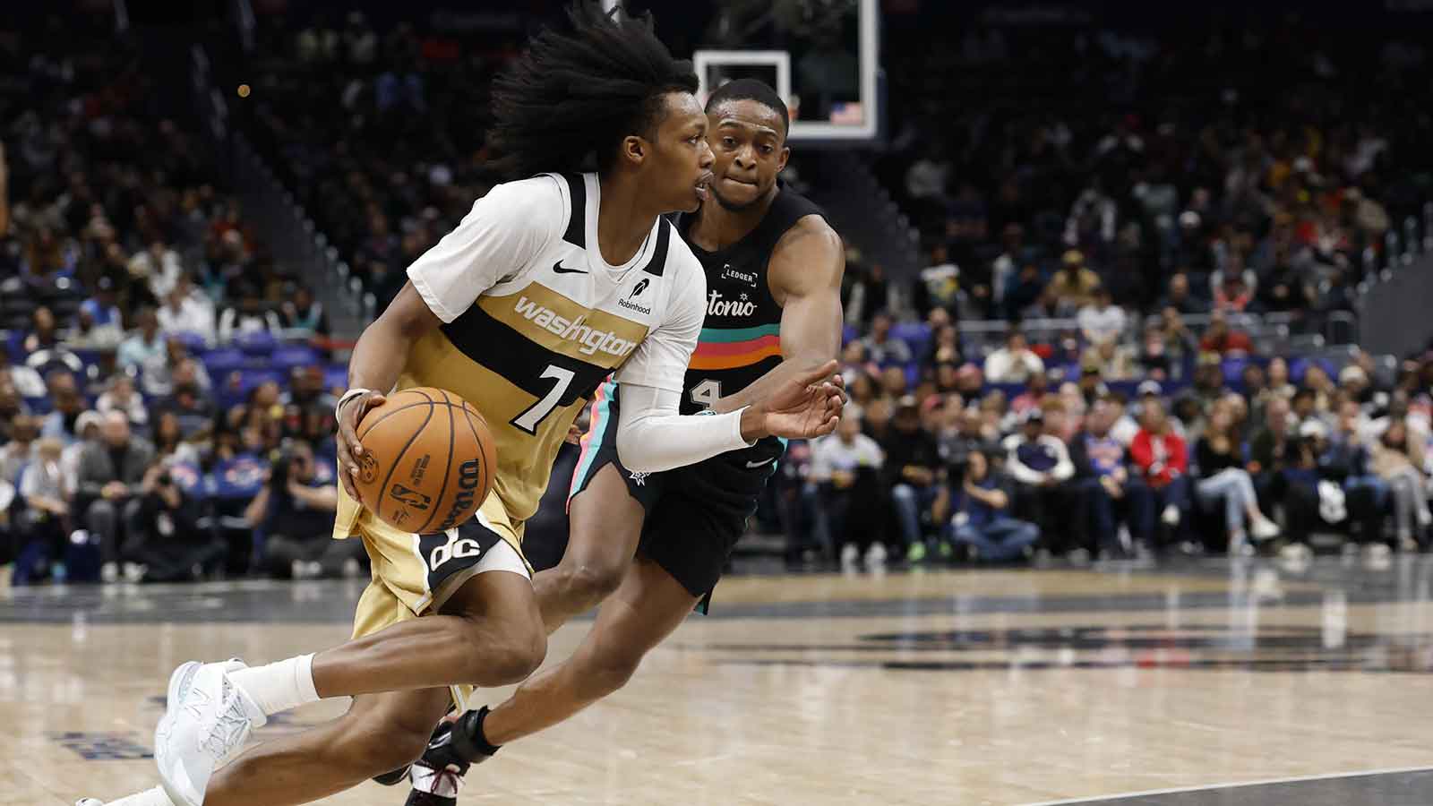 Washington Wizards guard Bub Carrington (7) drives to the basket past San Antonio Spurs guard De'Aaron Fox (4) in the second half at Capital One Arena.