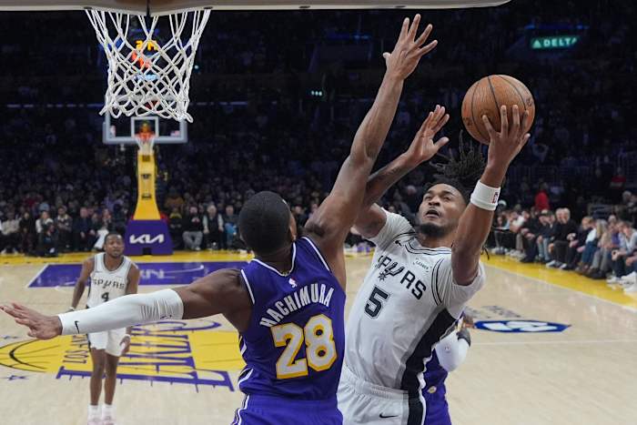 Castle’s 30-point explosion sends Spurs past Lakers; LeBron gifts jersey with special message
