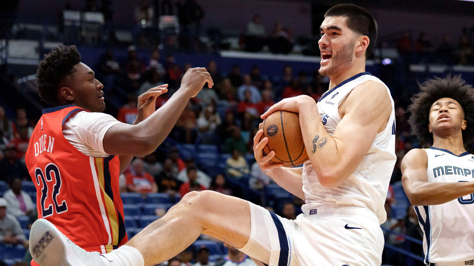 Memphis Grizzlies center Zach Edey (14) grabs a rebound against New Orleans Pelicans center Derik Queen (22) during the first half at Smoothie King Center.