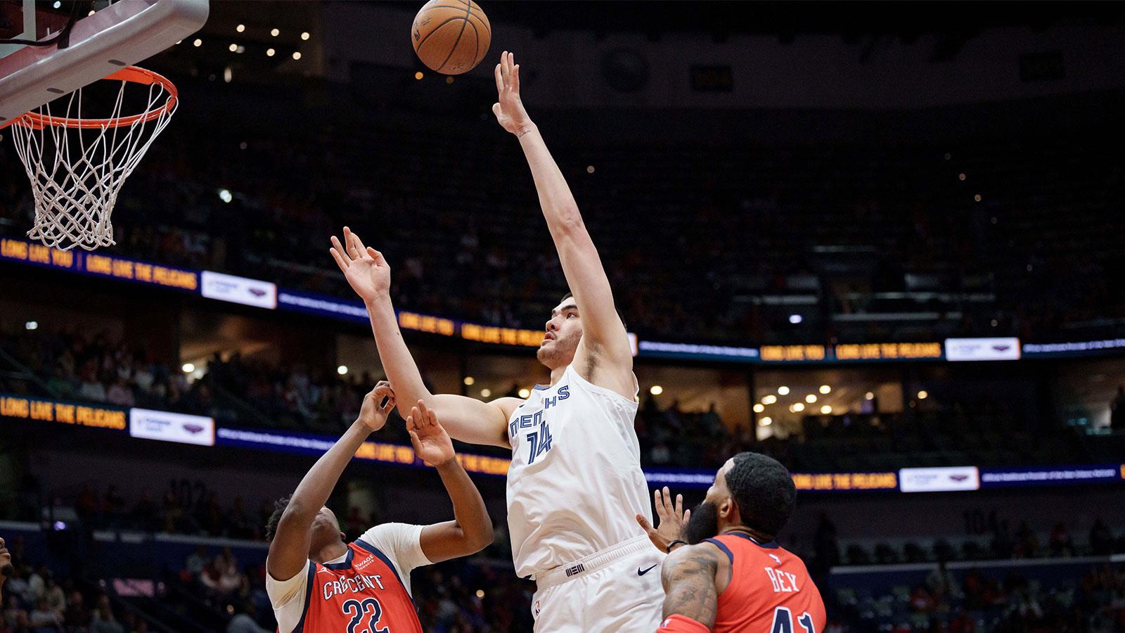 Memphis Grizzlies center Zach Edey (14) shoots against New Orleans Pelicans center Derik Queen (22) during the first half at Smoothie King Center.