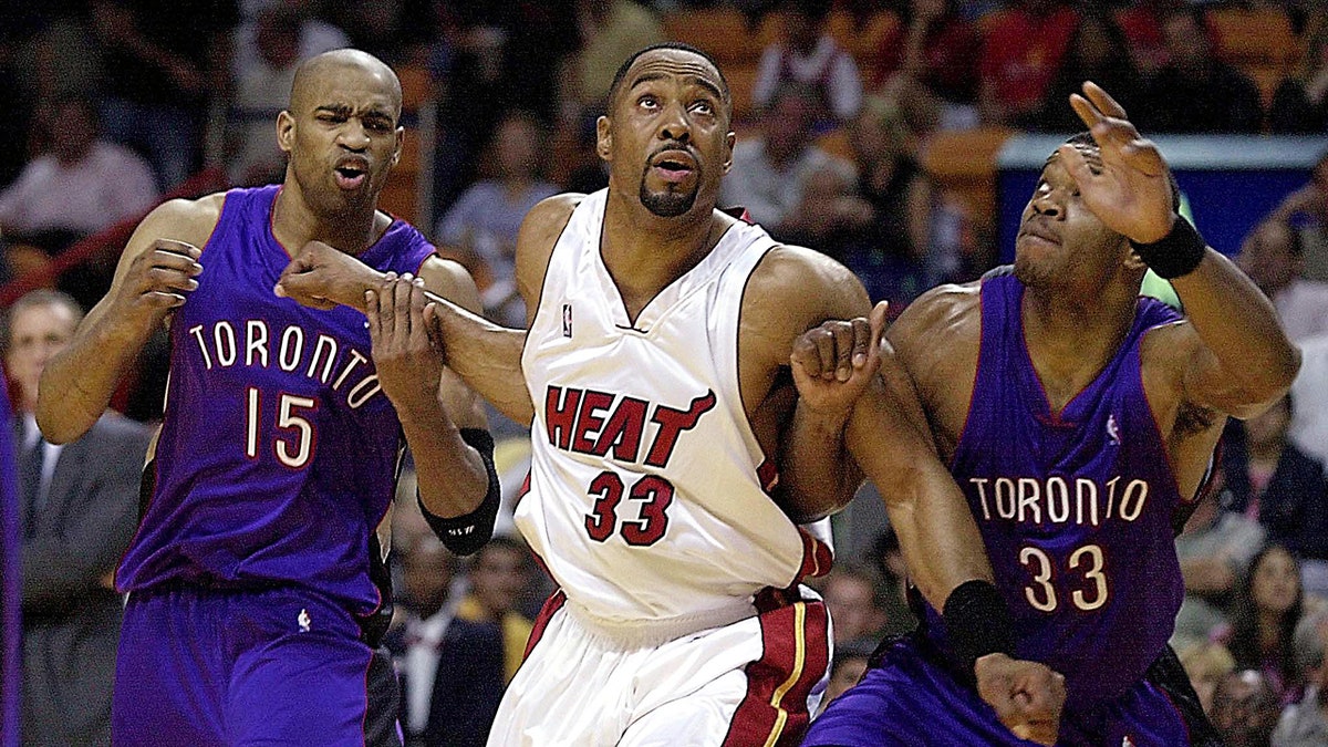 Alonzo Mourning getting rebound