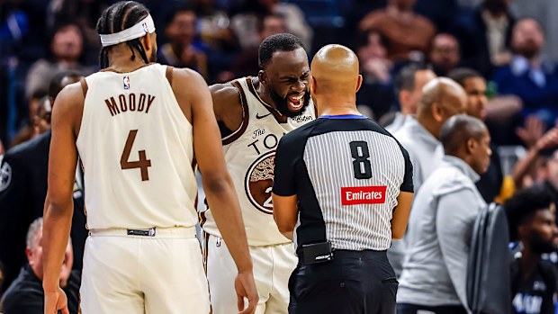 Draymond Green argues with referee Marc Davis.