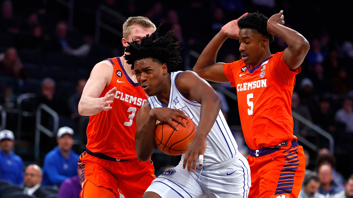 Robert Wright III dribbles through defenders