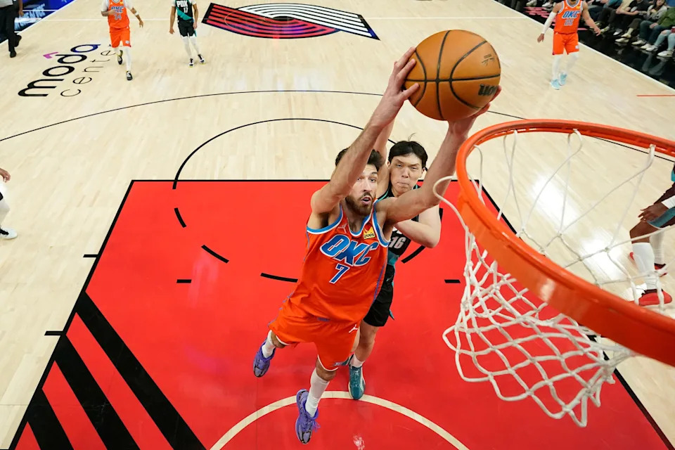 PORTLAND, OREGON - NOVEMBER 30: Chet Holmgren #7 of the Oklahoma City Thunder goes up for a dunk against Yang Hansen #16 of the Portland Trail Blazers during the first half at Moda Center on November 30, 2025 in Portland, Oregon. NOTE TO USER: User expressly acknowledges and agrees that, by downloading and or using this photograph, User is consenting to the terms and conditions of the Getty Images License Agreement. (Photo by Soobum Im/Getty Images)