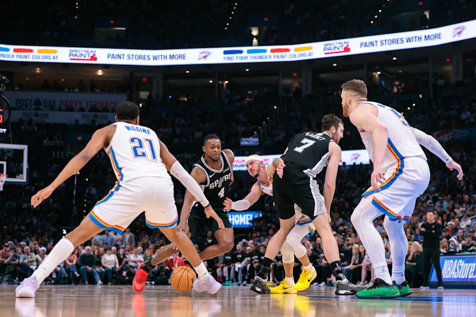 OKLAHOMA CITY, OKLAHOMA - DECEMBER 25: De'Aaron Fox #4 of the San Antonio Spurs drives to the basket during the second half against the Oklahoma City Thunder at Paycom Center on December 25, 2025 in Oklahoma City, Oklahoma. NOTE TO USER: User expressly acknowledges and agrees that, by downloading and or using this photograph, User is consenting to the terms and conditions of the Getty Images License Agreement. (Photo by William Purnell/Getty Images)