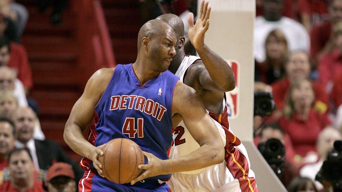 Elden Campbell in action