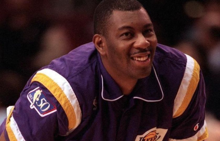 Elden Campbell warms up ahead of a Lakers game. Mandatory Credit: alchetron.com/Elden-Campbell