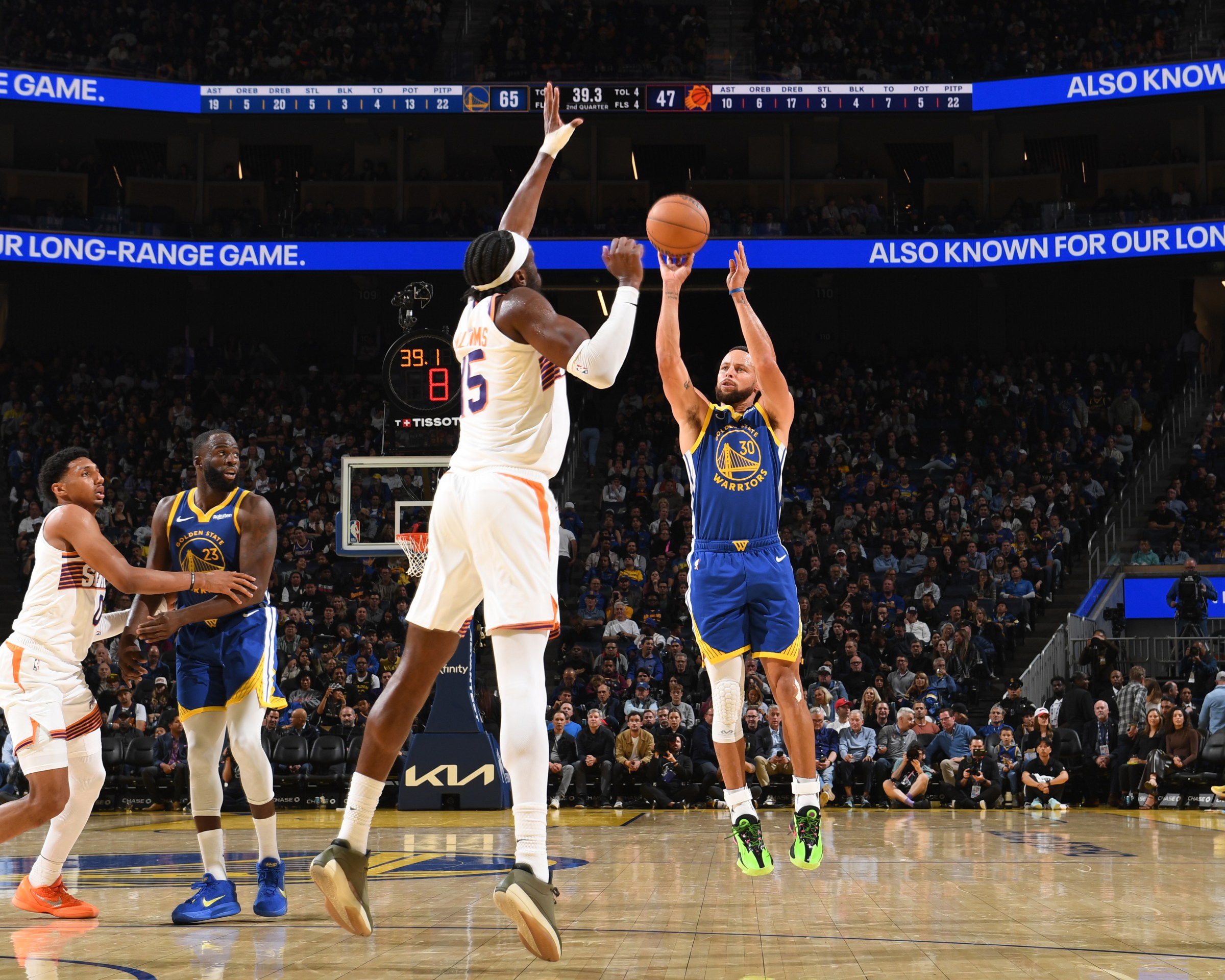 SAN FRANCISCO, CA - NOVEMBER 4: Stephen Curry #30 of the Golden State Warriors shoots a three point basket during the game against the Phoenix Suns on November 4, 2025 at Chase Center in San Francisco, California. NOTE TO USER: User expressly acknowledges and agrees that, by downloading and or using this photograph, user is consenting to the terms and conditions of Getty Images License Agreement. Mandatory Copyright Notice: Copyright 2025 NBAE (Photo by Noah Graham/NBAE via Getty Images)