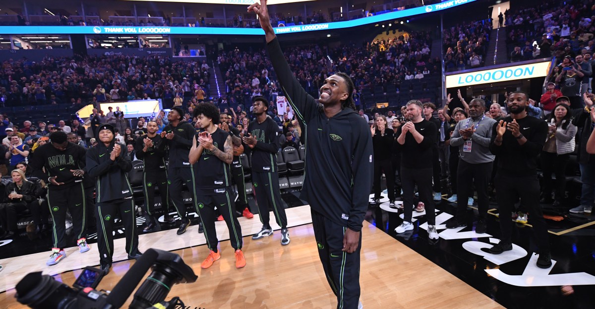 Brandin Podziemski gives Kevon Looney his flowers