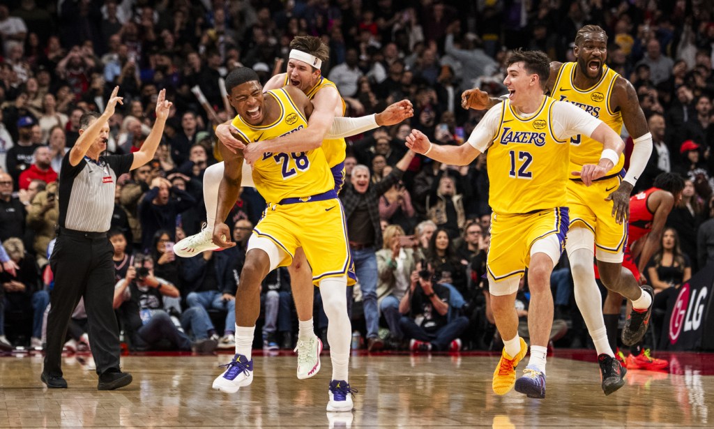 LeBron James’ double-digit scoring streak ends, but Lakers beat Raptors at buzzer – Pasadena Star News