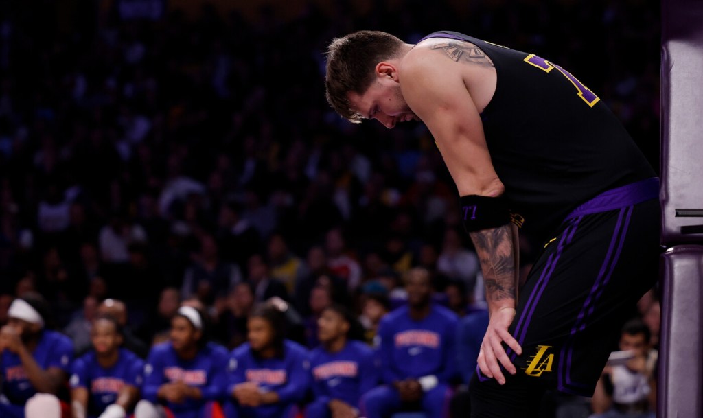 Fourth-quarter blowout exposes Lakers