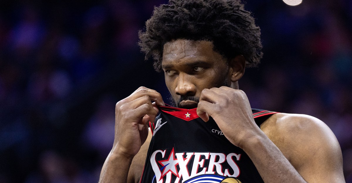 Joel Embiid briefly leaves game with apparent knee injury