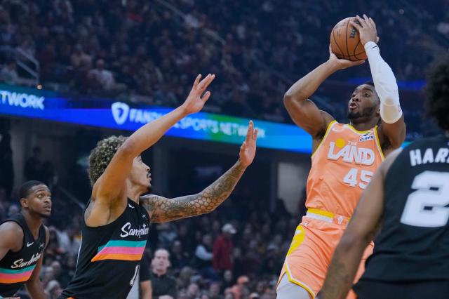 Donovan Mitchell scores 28 points, Cavaliers beat Spurs 130-117 :: WRALSportsFan.com