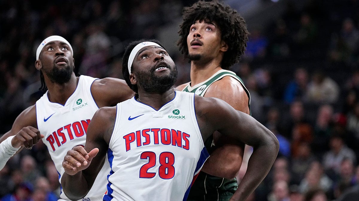 Isaiah Stewart boxes out Jericho Sims