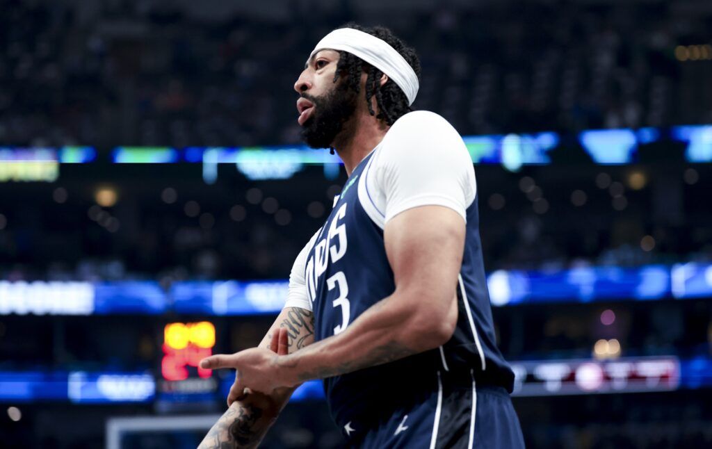 NBA World Reacts To Anthony Davis' Performance In Rockets-Mavs Game