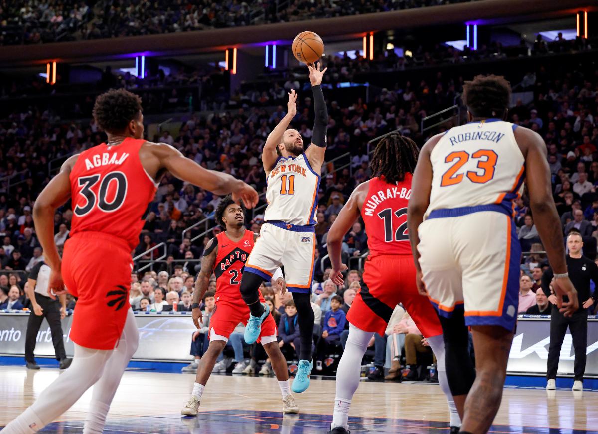 Knicks breeze past Raptors in latest glimpse of home dominance