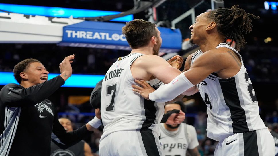 San Antonio Spurs center Luke Kornet (7) celebrates with teammates after blocking a shot by Orlando Magic forward Franz Wagner to win an NBA basketball game, Wednesday, Dec. 3, 2025, in Orlando, Fla. (AP Photo/John Raoux)