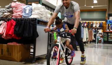Orlando Magic guard Jett Howard treats local youth at store