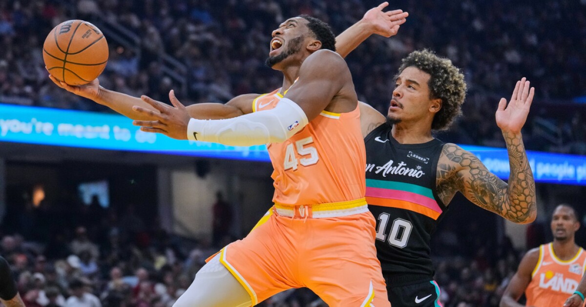 Donovan Mitchell scores 28 points, Cavaliers beat Spurs 130-117