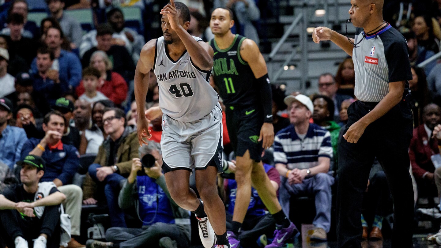 Spurs hold off Queen, Pelicans for 135-132 victory