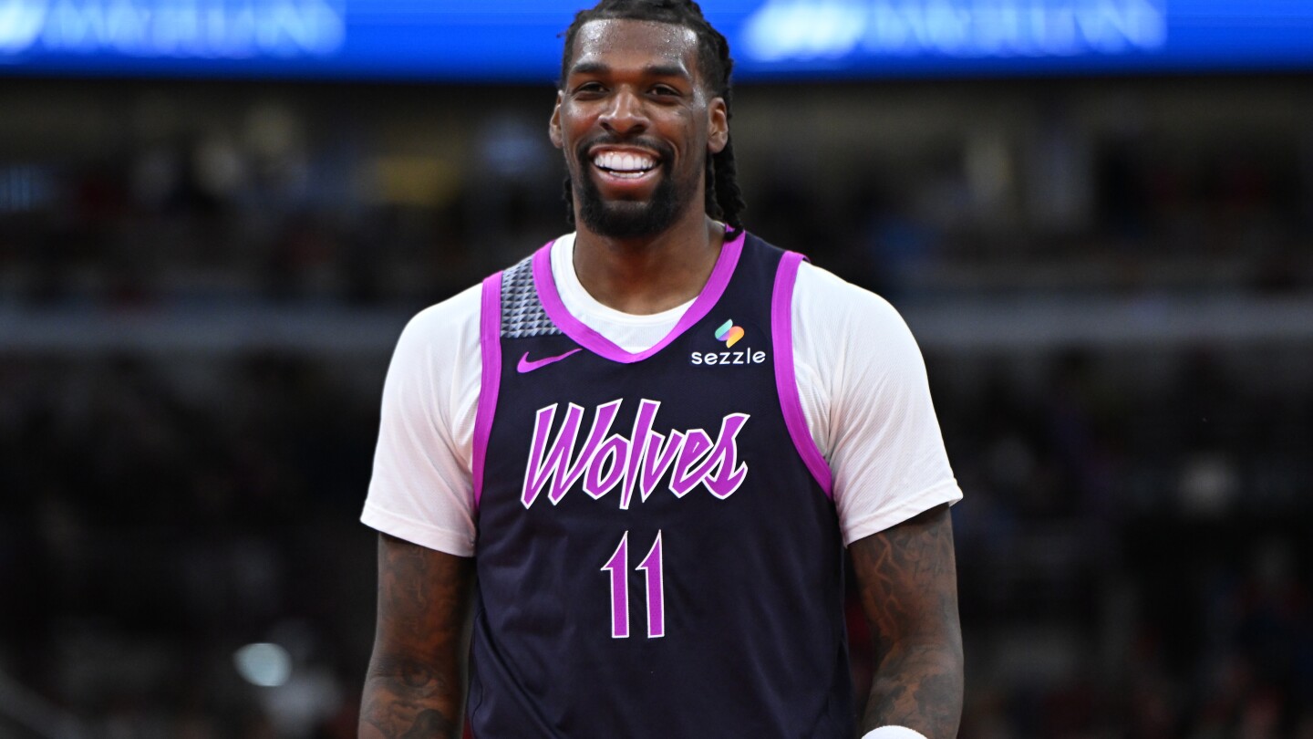 Reid scores 33 points, Timberwolves rout Bulls 136-101