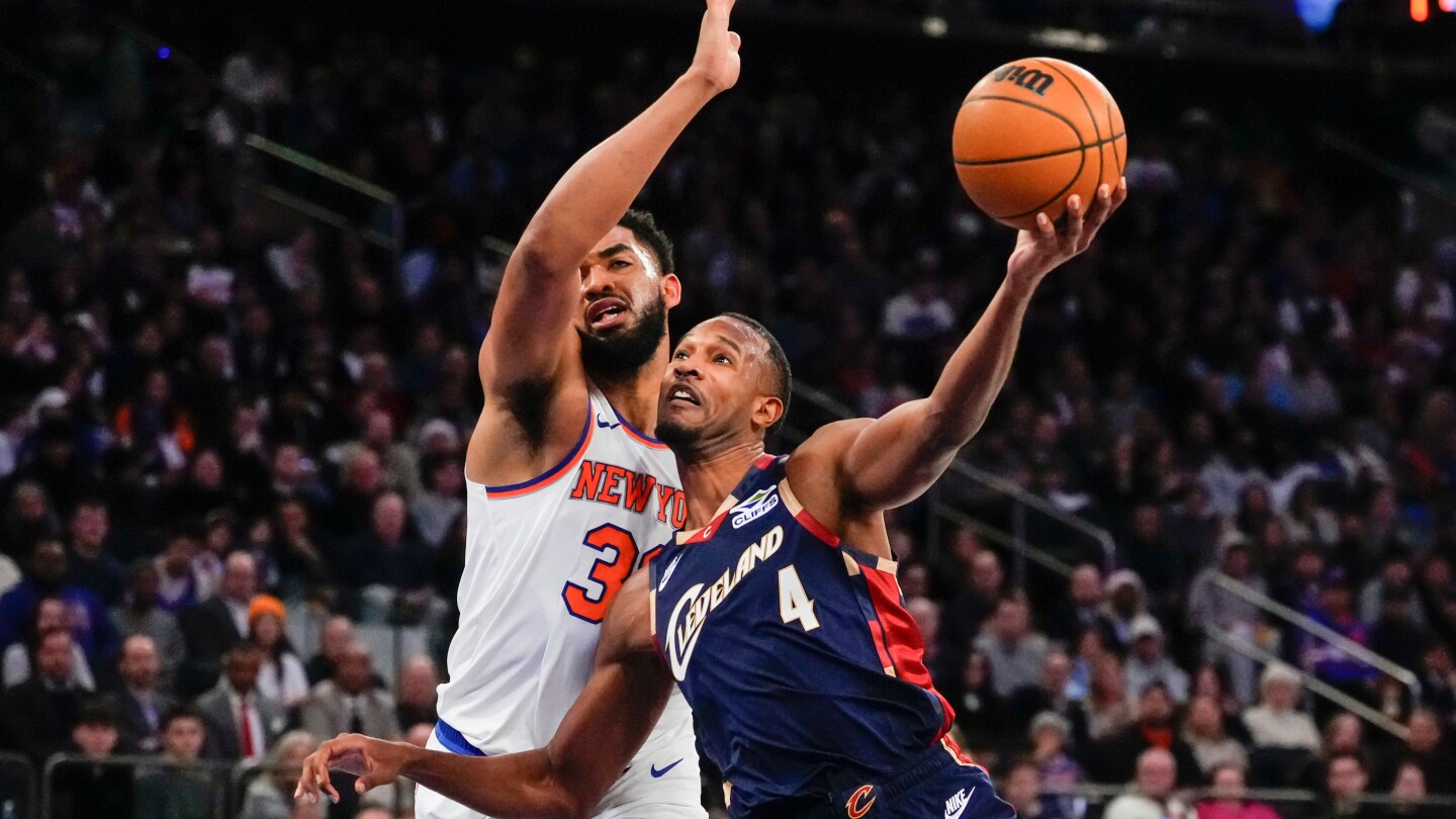 Evan Mobley rejoins Cavs after quick recovery from calf strain