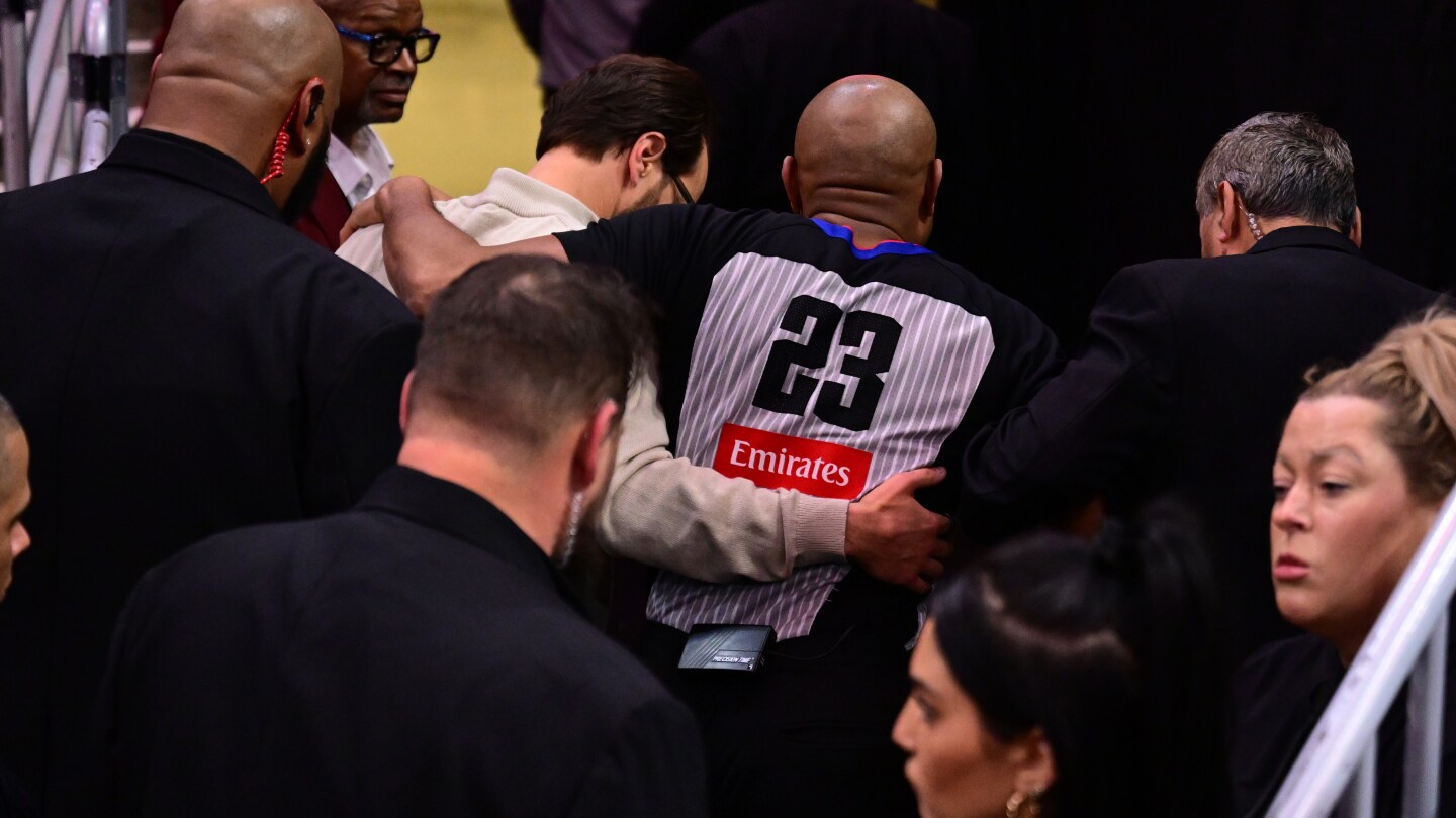 NBA official injures leg during Bulls-Cavaliers game