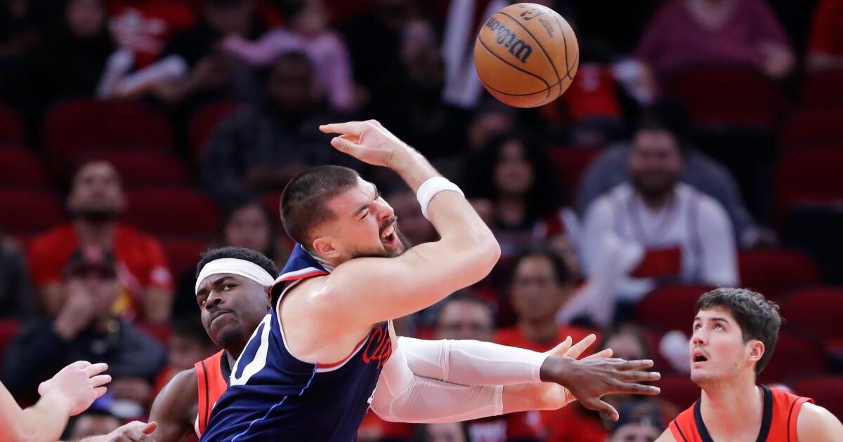 Clippers can't capitalize on late chances in loss to Rockets