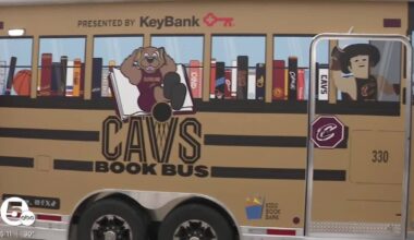 Cavaliers give back to Cleveland community with 'Cavs Book Bus'
