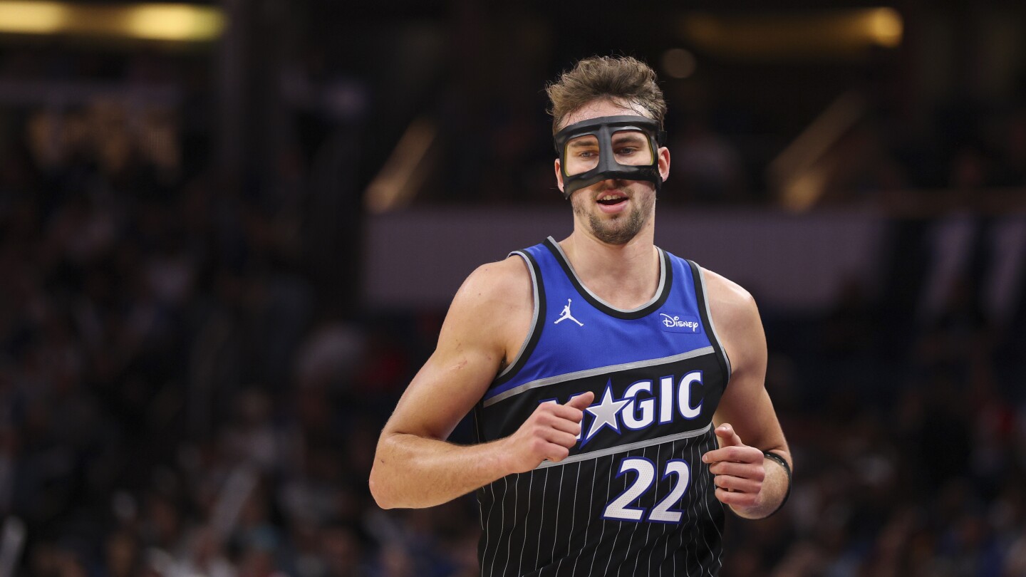 Orlando's Franz Wagner leaves game with very concerning apparent knee injury after fall