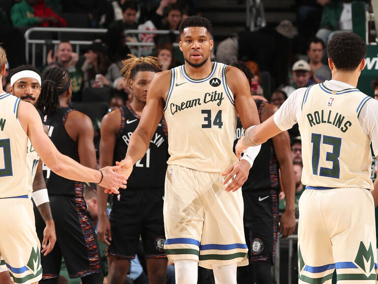 Report: Giannis told teammates to ignore distractions amid trade rumors