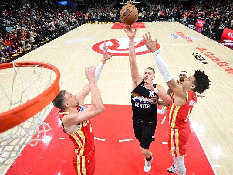 Jokic scores 39 points as Nuggets rally in 4th for tense win vs. Hawks