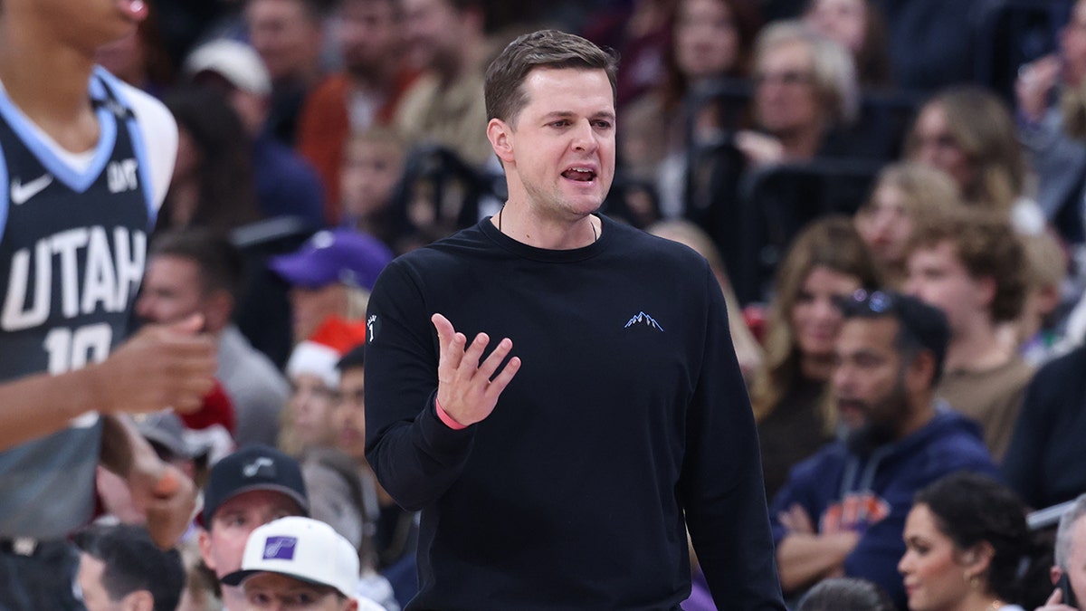 Will Hardy talks on court