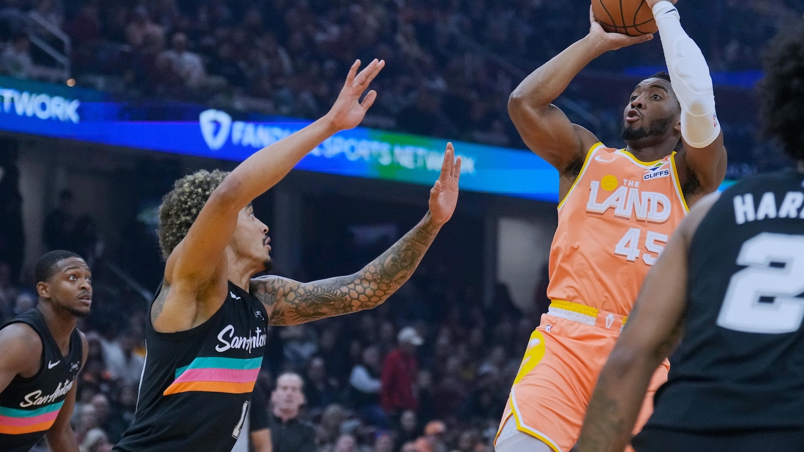 Donovan Mitchell scores 28 points, Cavaliers beat Spurs 130-117