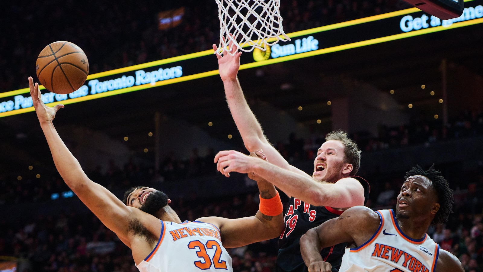 Brunson scores 35 points as Knicks rout Raptors 117-101 to reach NBA Cup semifinals for first time