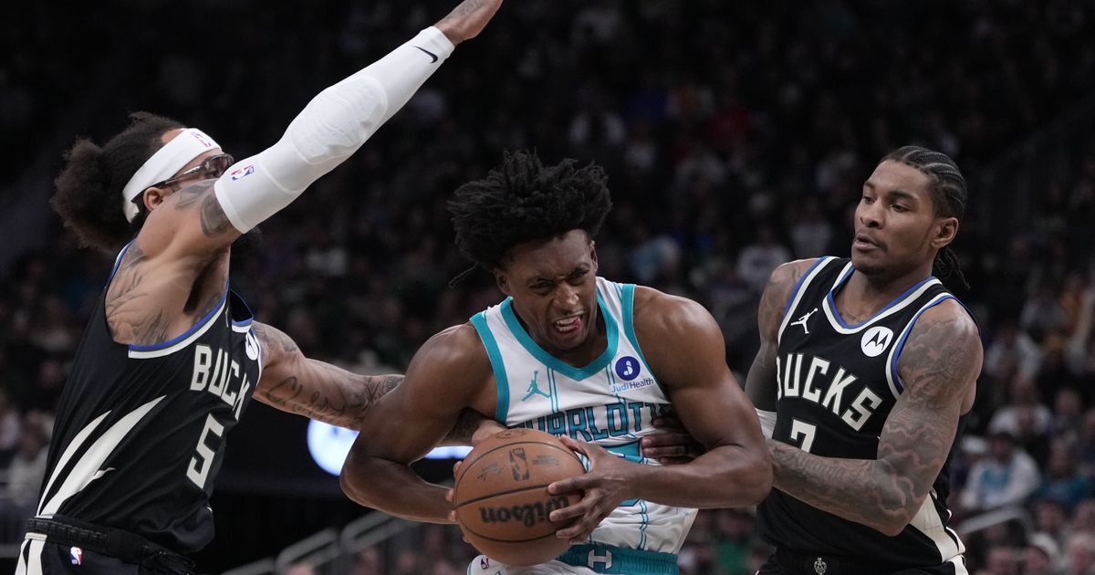 Antetokounmpo's dunk in closing seconds gives Bucks 122-121 win over Hornets :: WRAL.com