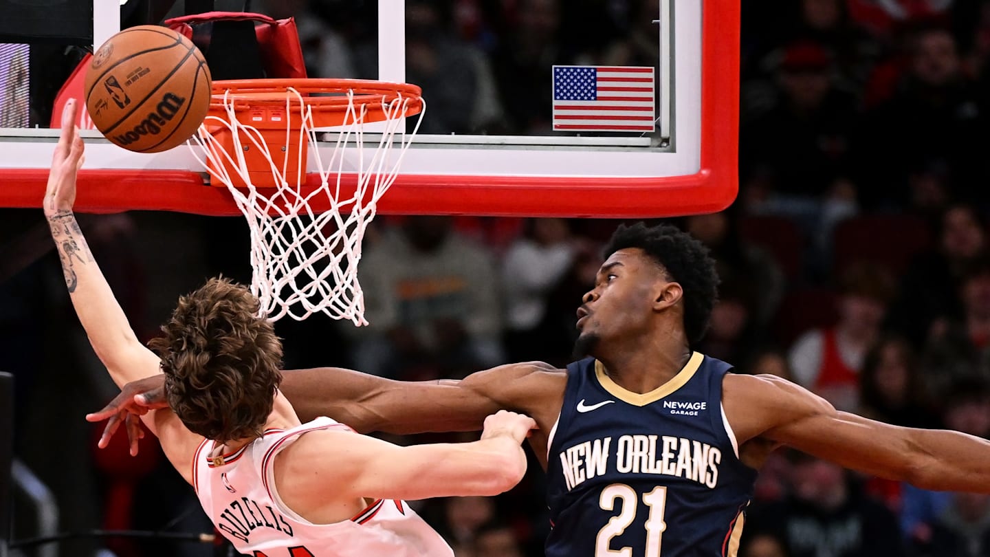 New Orleans Pelicans center Yves Missi reaches out to block a dunk attempt by Chicago Bulls forward Matas Buzelis.