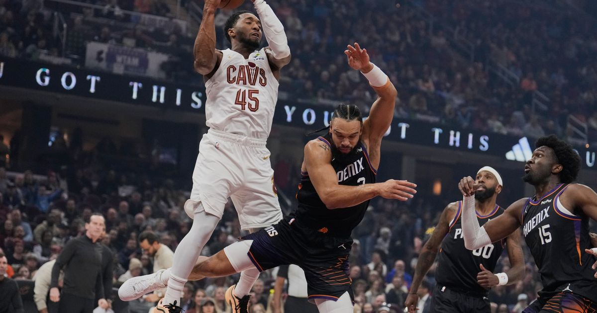 Donovan Mitchell scores 34 points to propel Cavaliers to 129-113 victory over Suns :: WRAL.com