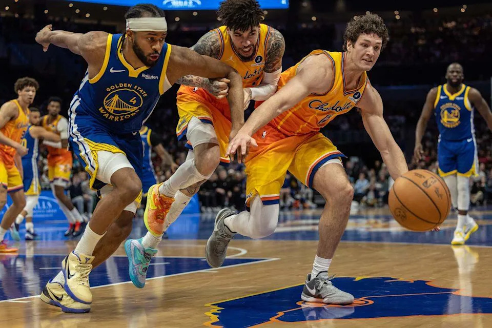 Golden State Warriors guard Moses Moody, left, Charlotte Hornets guard Lamelo Ball, center, Charlotte Hornets PJ Hall scramble for the ball at the Spectrum Center in Charlotte, N.C., on Wednesday, December 31, 2025. KHADEJEH NIKOUYEH/Knikouyeh@charlotteobserver.com