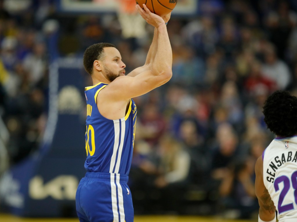 Steph Curry's dazzling third quarter paces Warriors in win over Jazz