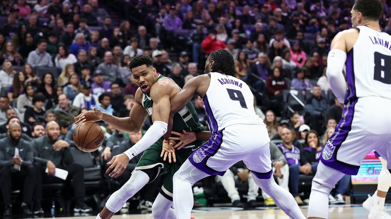 Antetokounmpo scores 37 in Bucks' 115-98 victory over Kings
