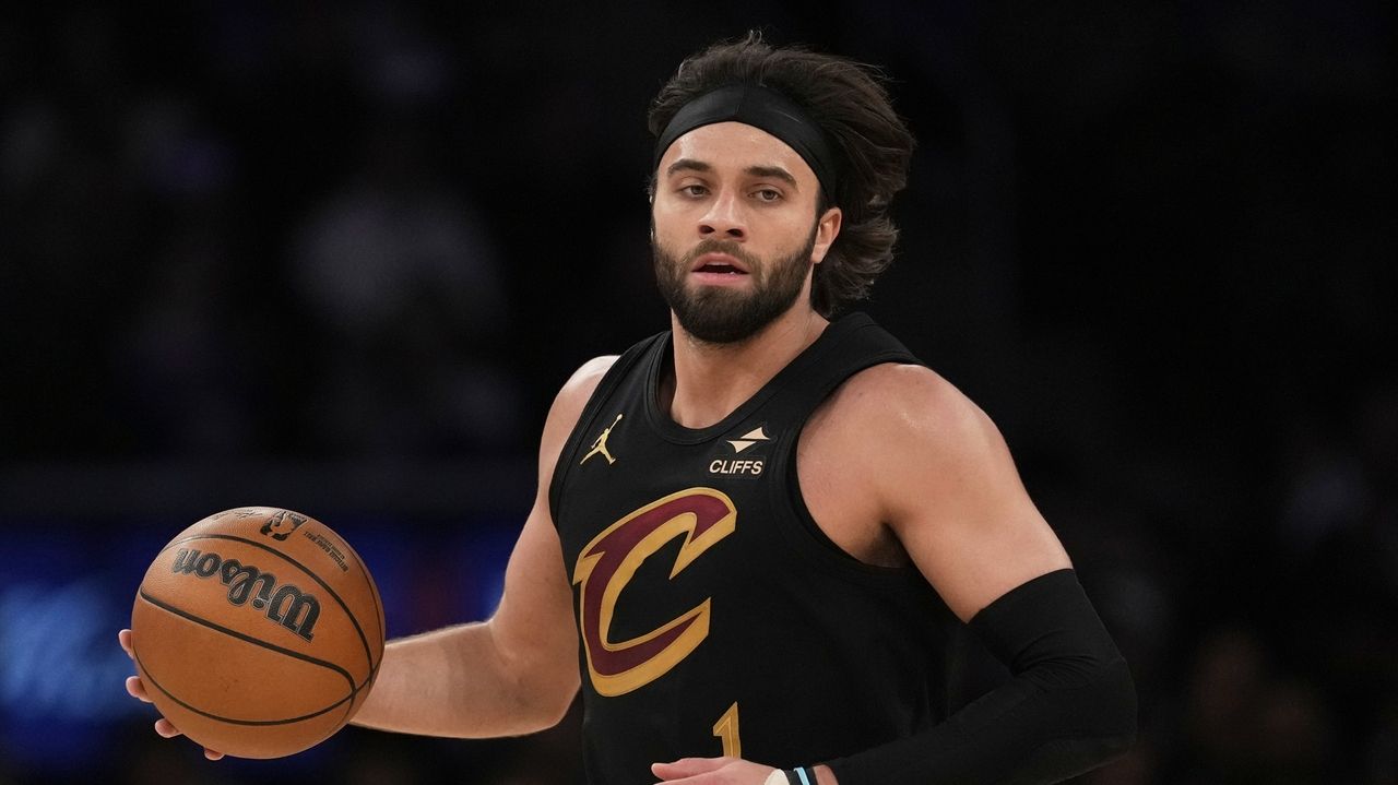 Cavaliers' Max Strus out for another month after foot surgery
