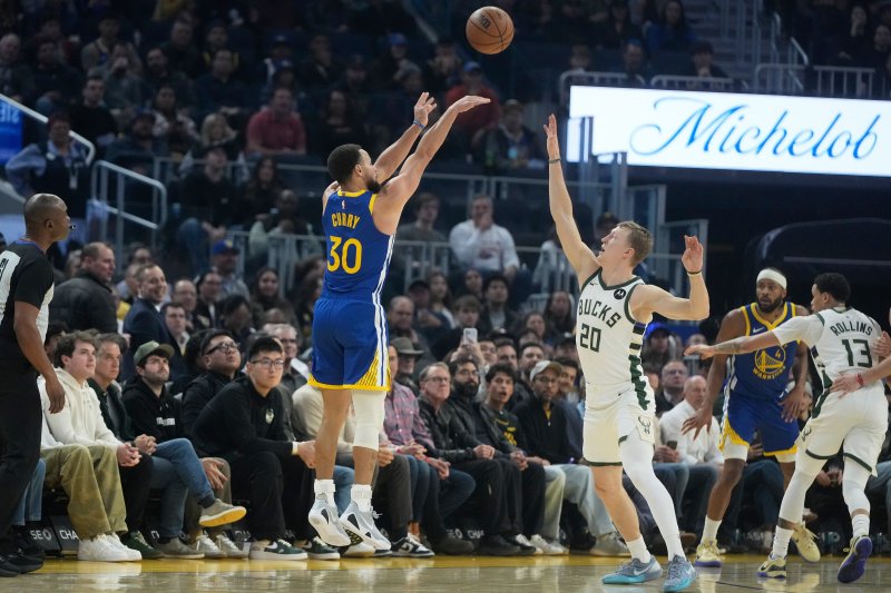 Curry’s 31 points lift Warriors past Bucks
